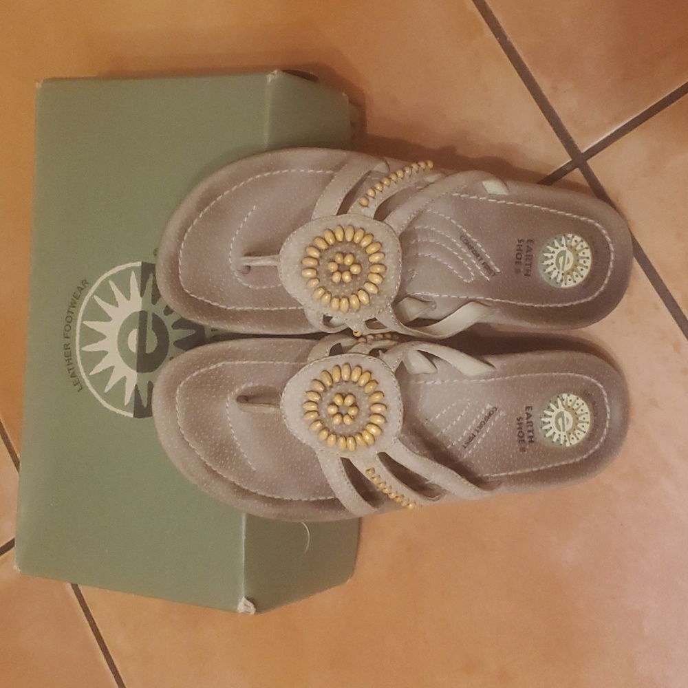 Earth Shoes Leather Wooden Beaded Thing Sandals 9